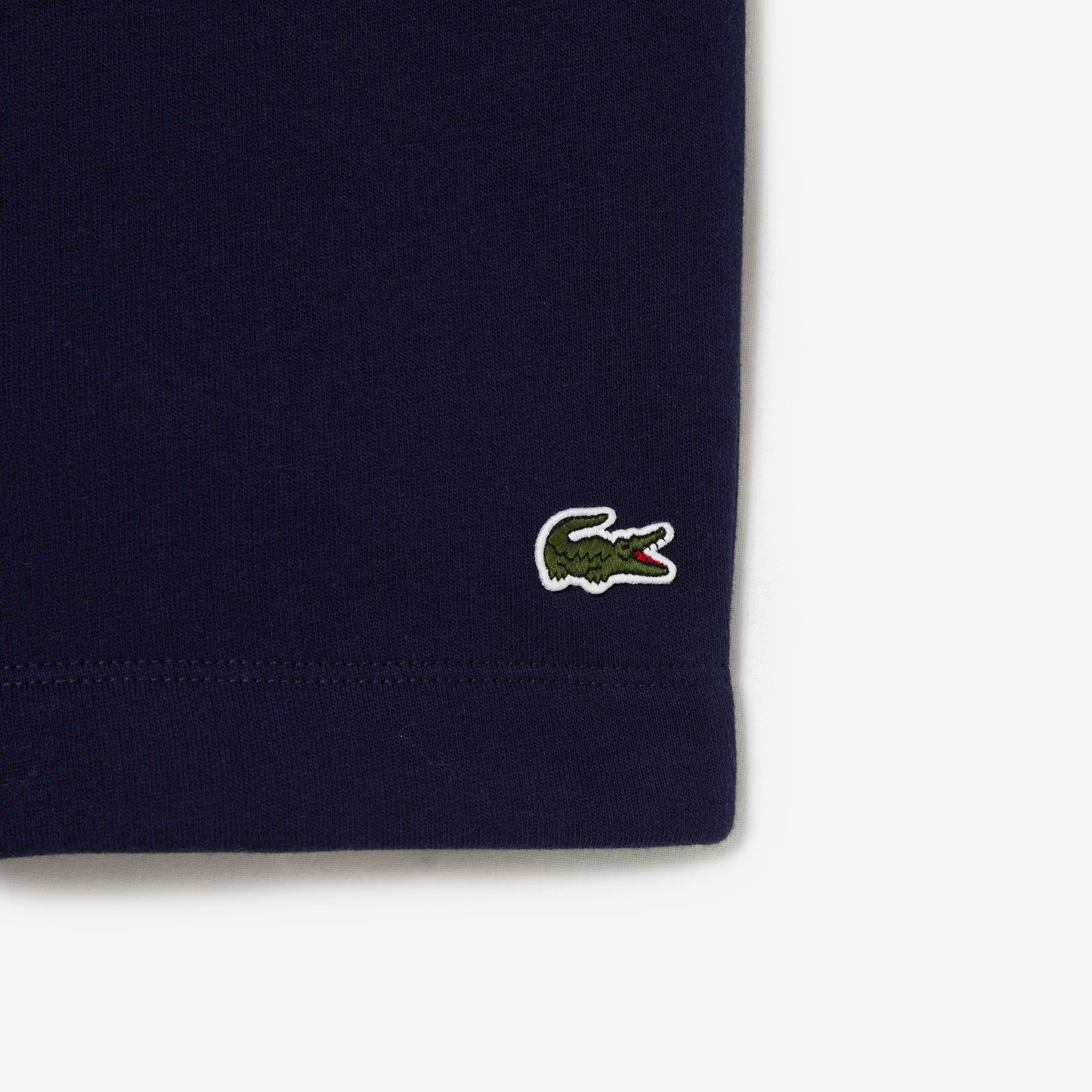 Short Lacoste bleu nuit détail crocodile brodé

