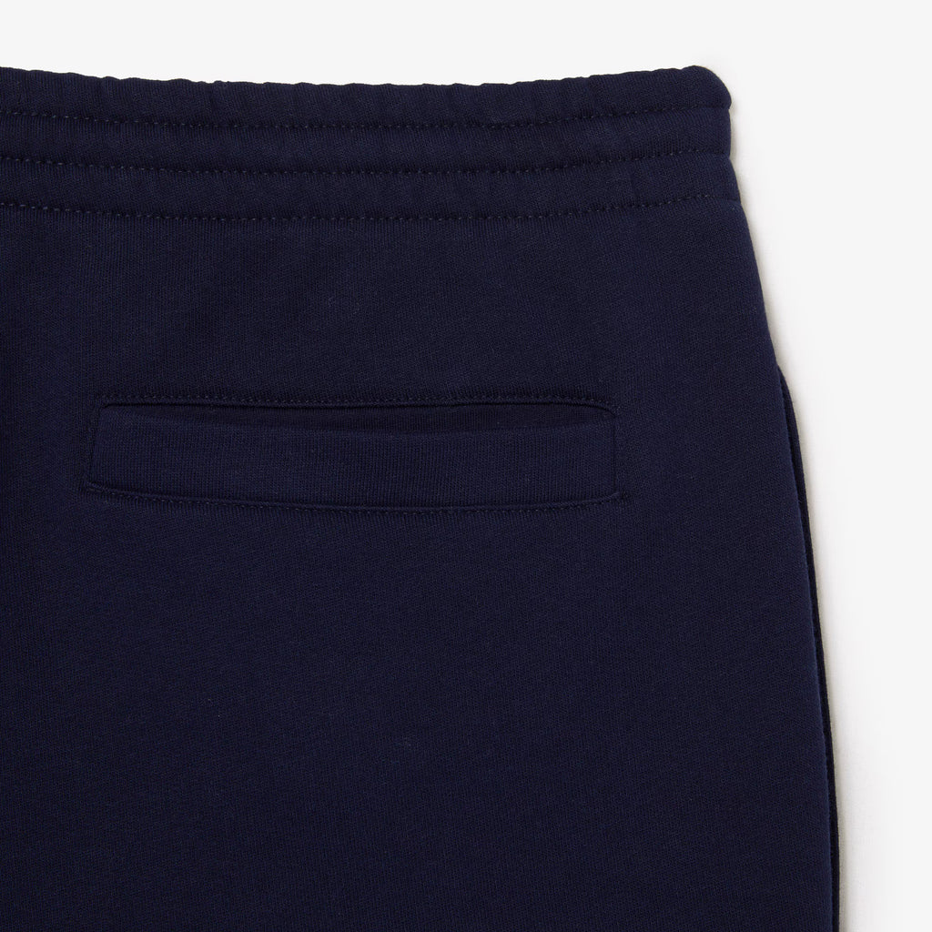 Short Lacoste bleu nuit porté
