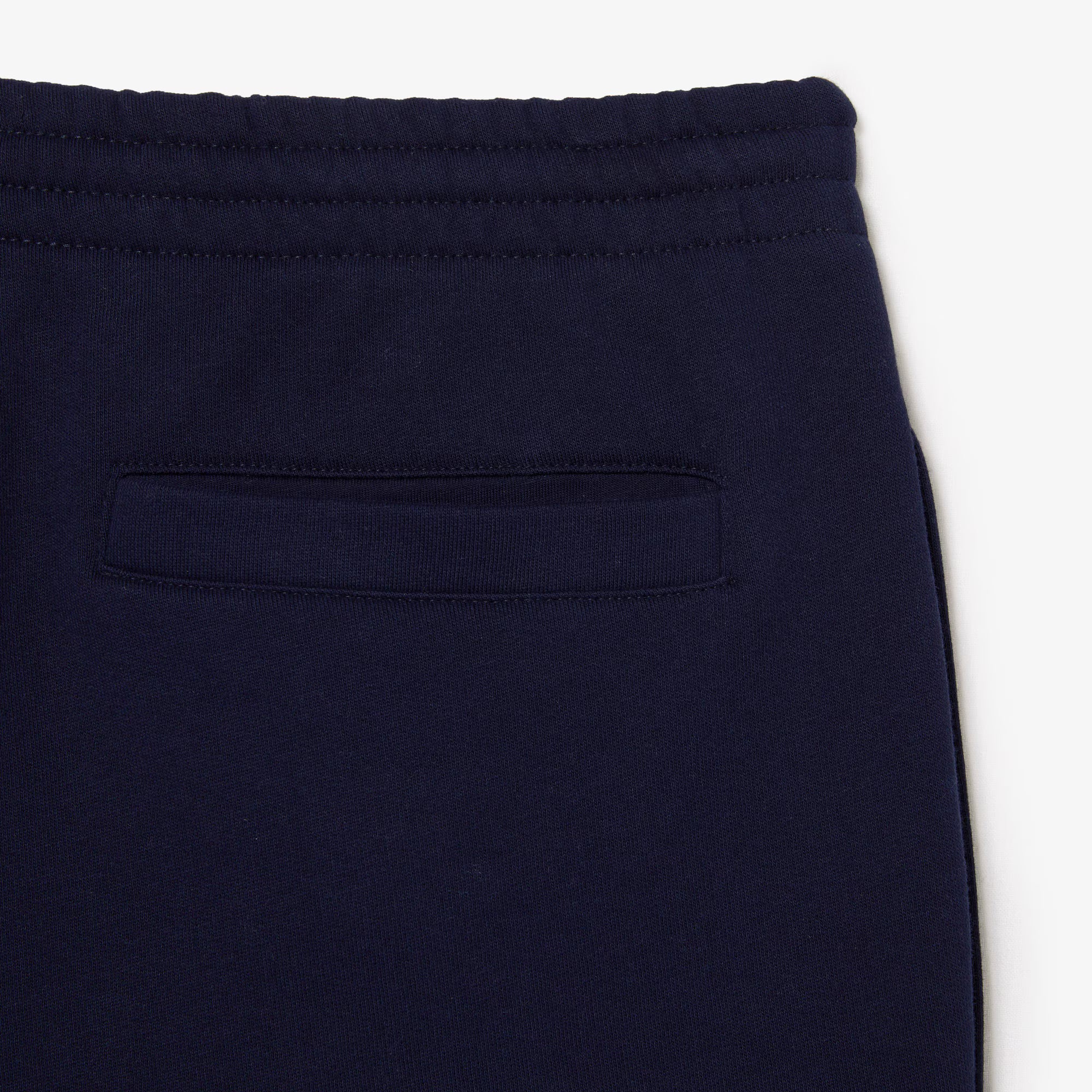 Short Lacoste bleu nuit porté
