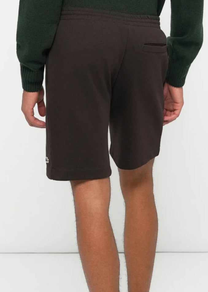 Short Lacoste gris détail poche passepoilée
