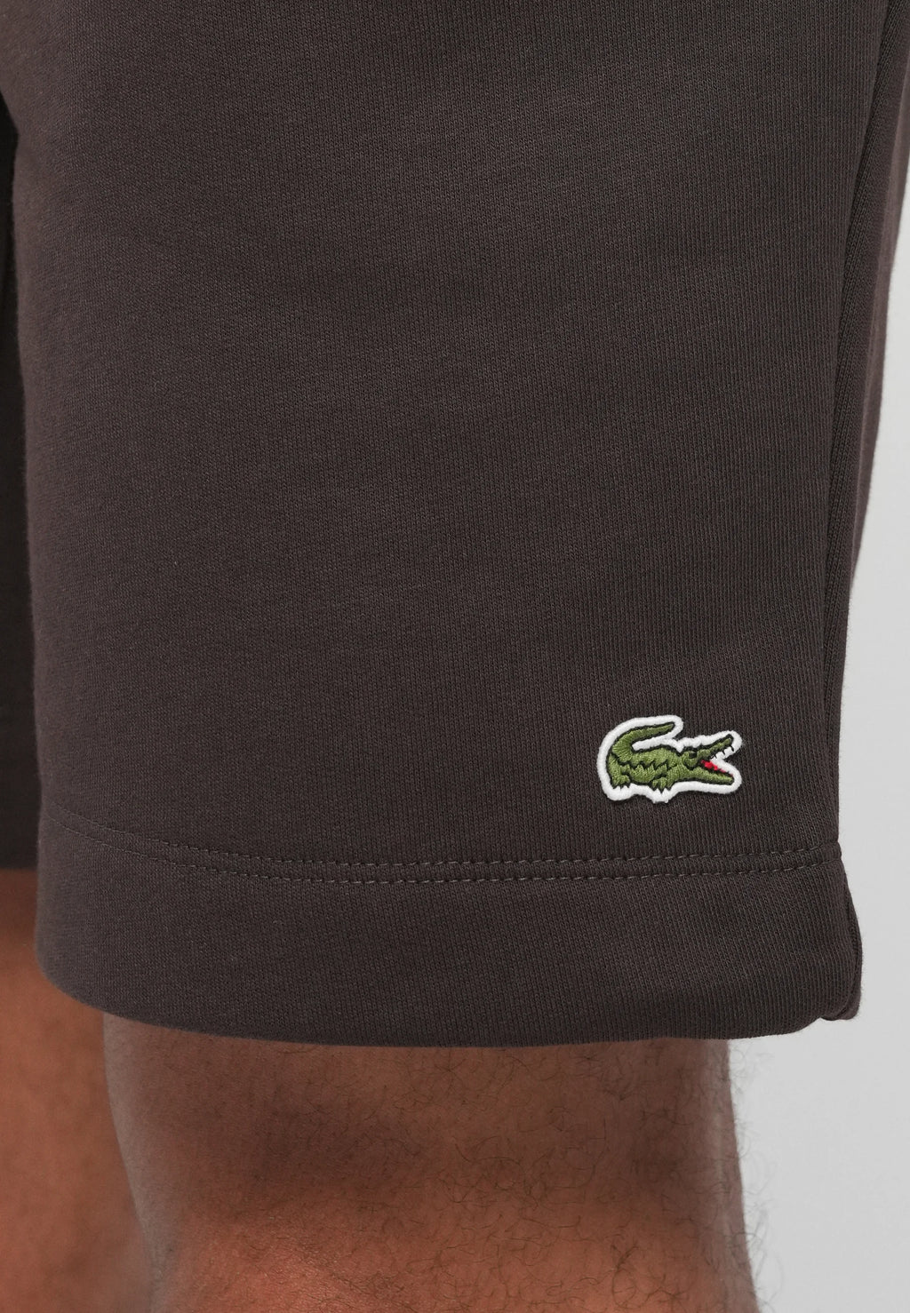 Short Lacoste homme gris porté
