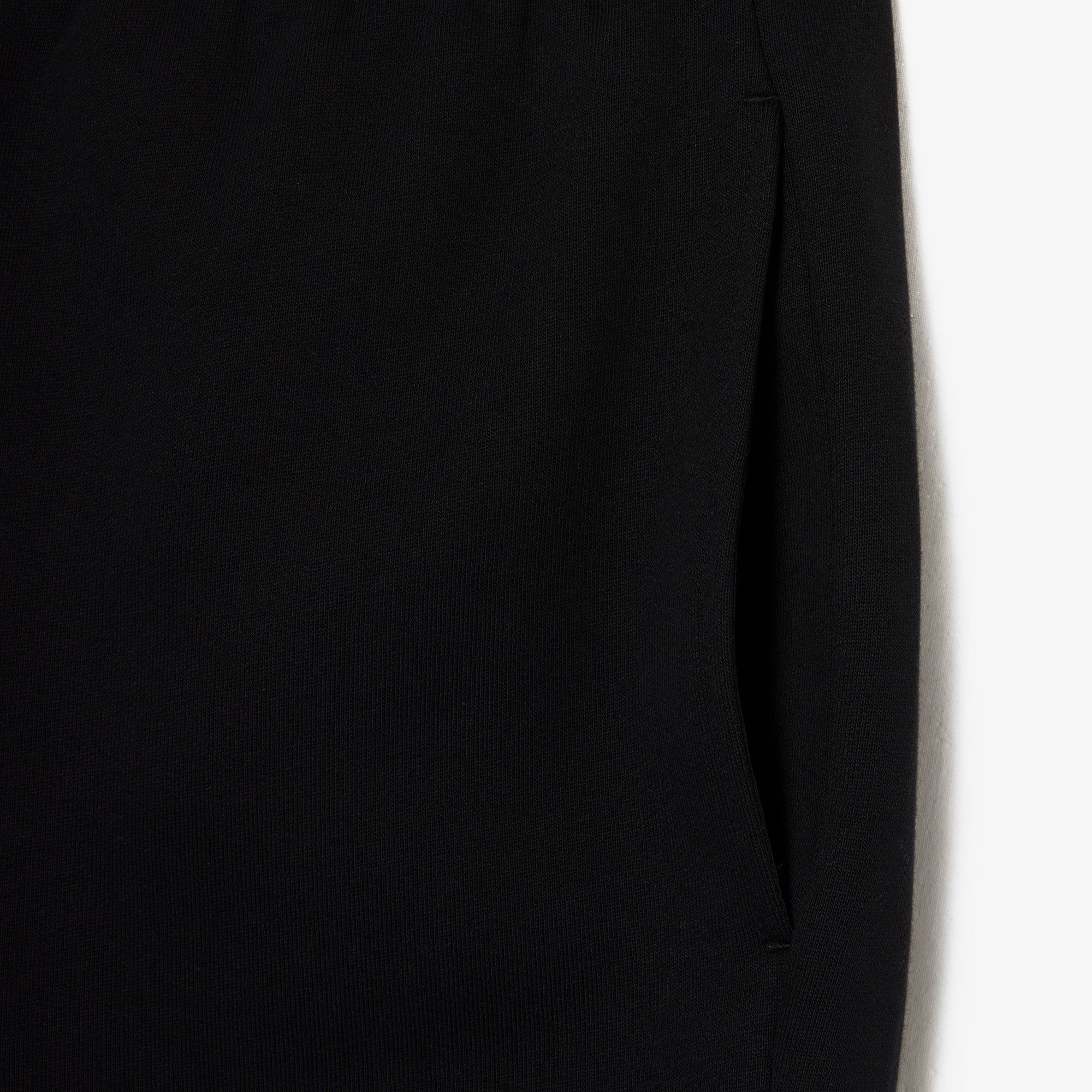 Short Lacoste noir vu de dos
