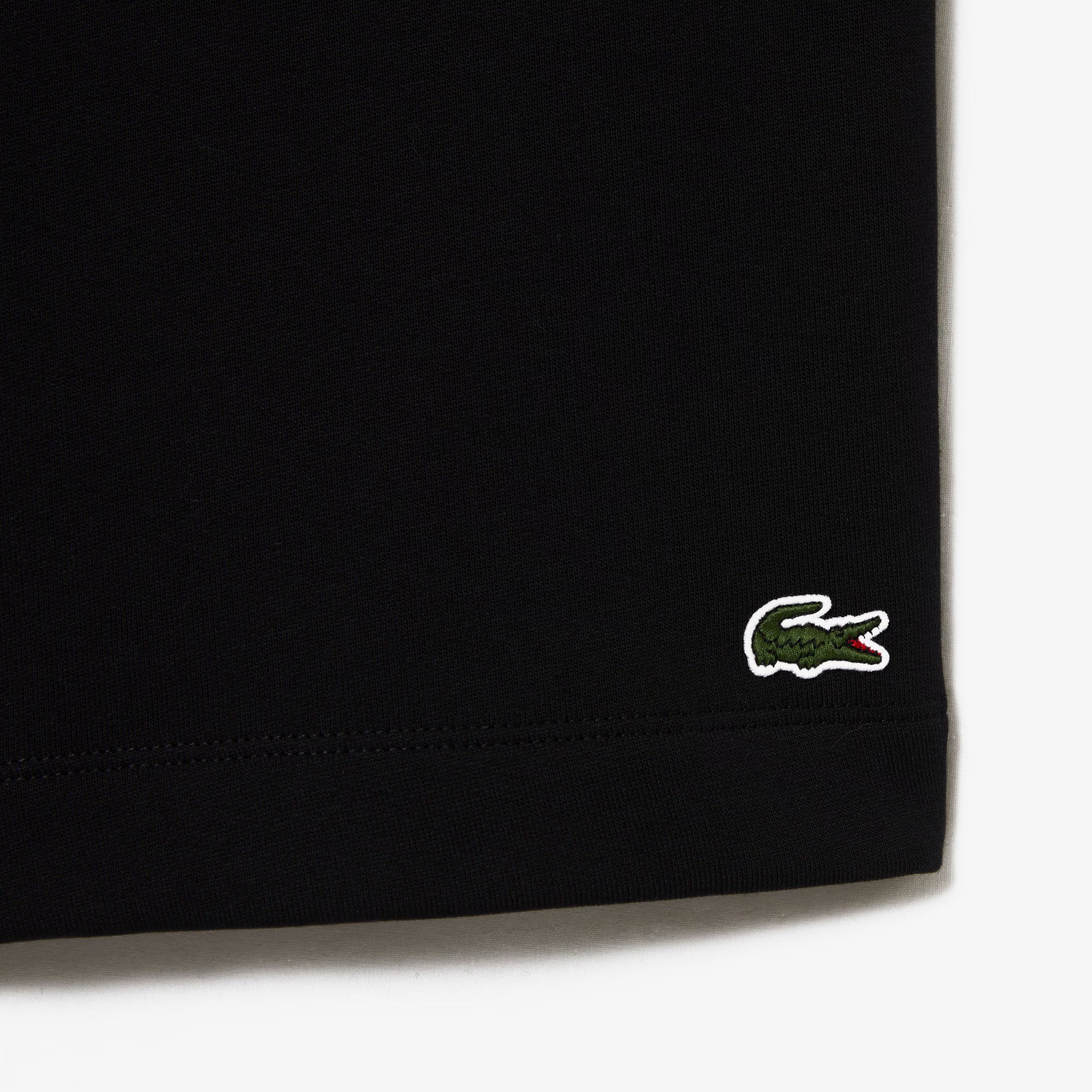 Short Lacoste noir détail tissu coton bio
