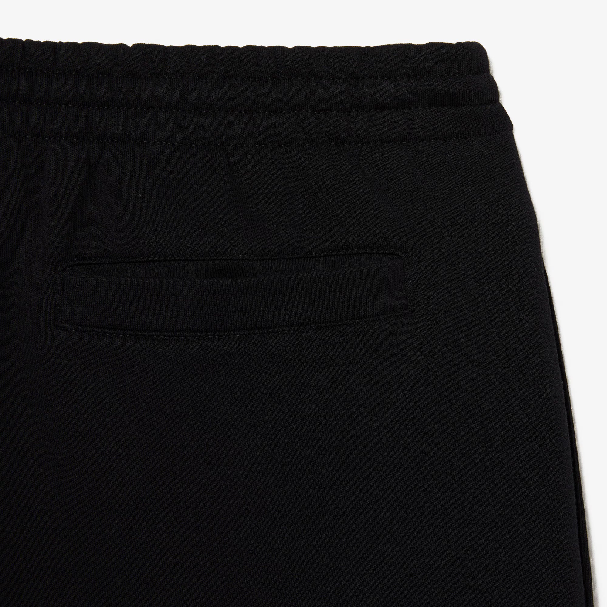Short Lacoste noir porté
