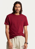T-shirt Ralph Lauren Homme Bordeaux Custom Slim Fit porté par un mannequin