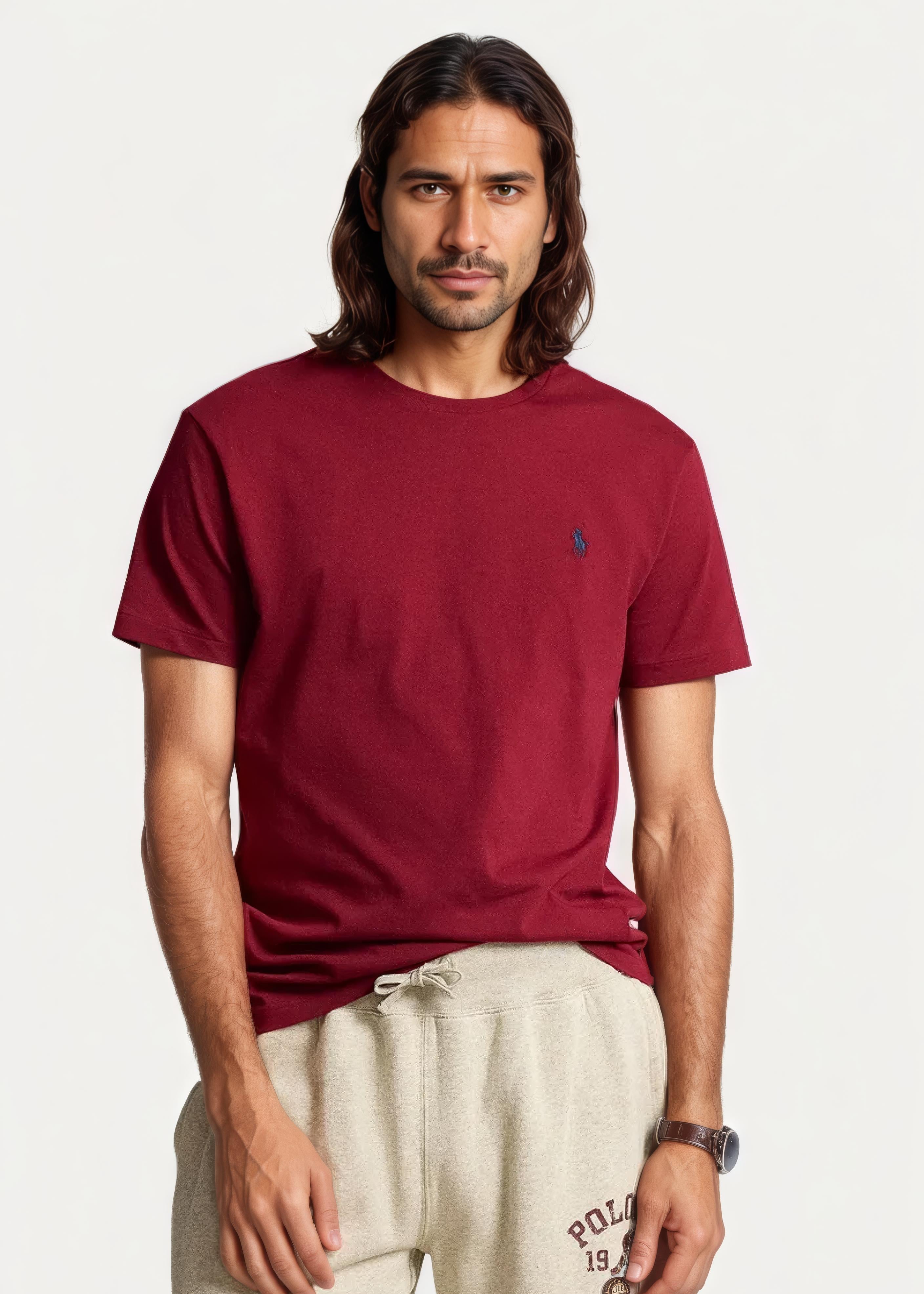 T-shirt Ralph Lauren Homme Bordeaux Custom Slim Fit porté par un mannequin
