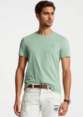T-shirt Ralph Lauren Homme Vert Clair Custom Slim Fit porté par un mannequin